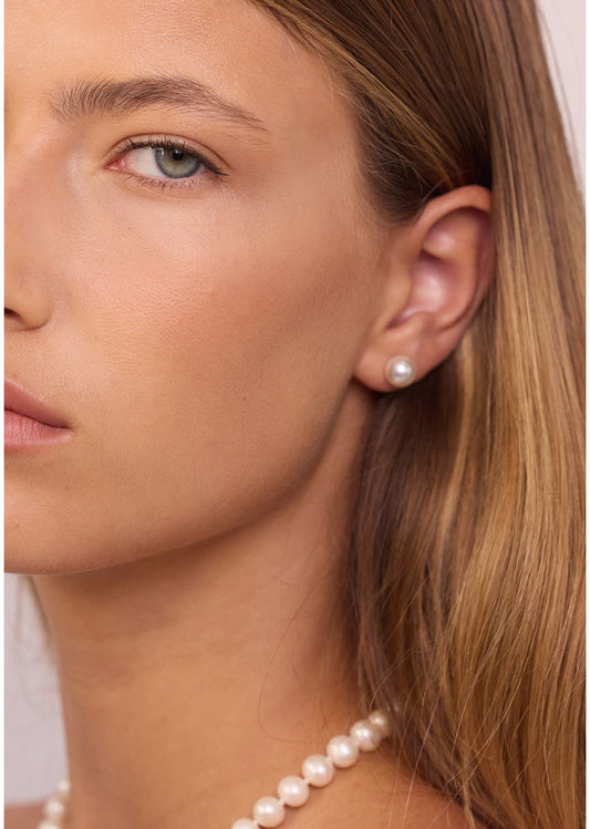 The ROUND Stud Pearl Earings